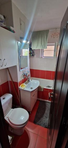 Apartament cu 3 camere semidecomandat, mobilat în Craiovița Nouă