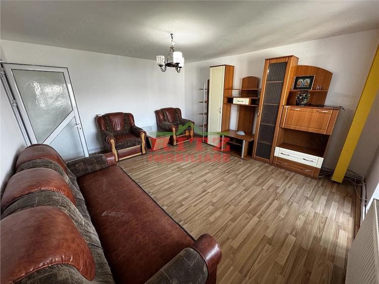 Apartament cu 3 camere decomandat în Gară