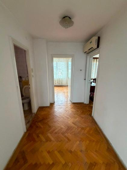 Apartament cu 3 camere semidecomandat în Punctele Cardinale