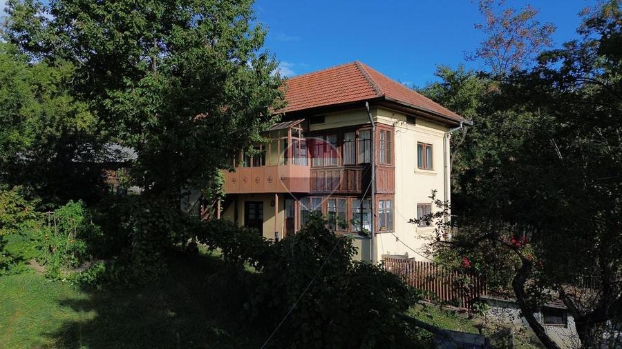 Casă individuală cu 5 camere cu Teren 1599 Mp în Vest