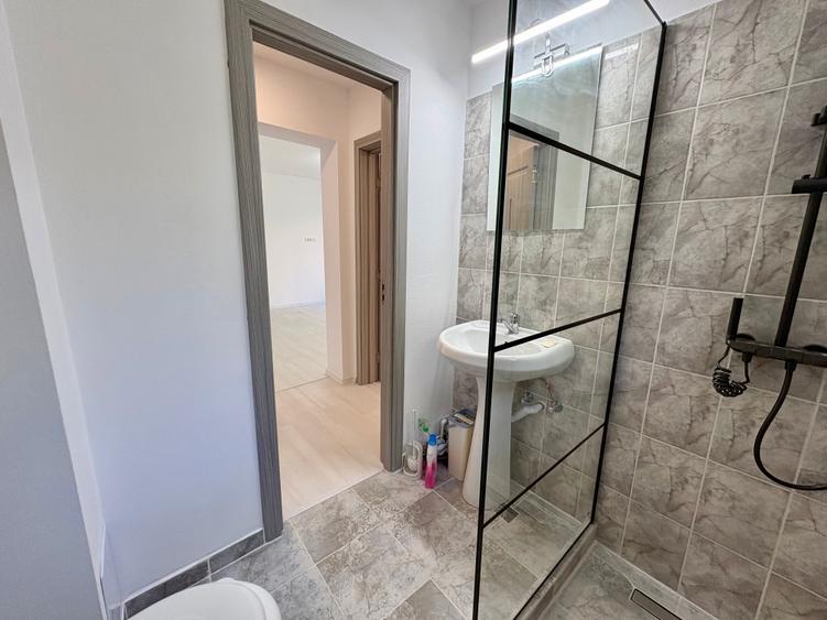 Apartament cu 3 camere semidecomandat în Alexandru Obregia