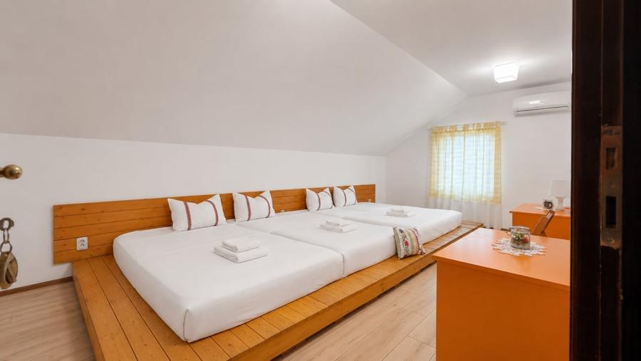 Casă individuală cu 7 camere cu Canalizare în Corbu