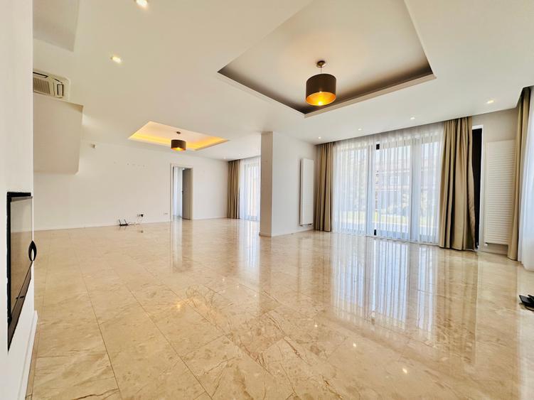 Duplex cu 9 camere cu Garaj în Central