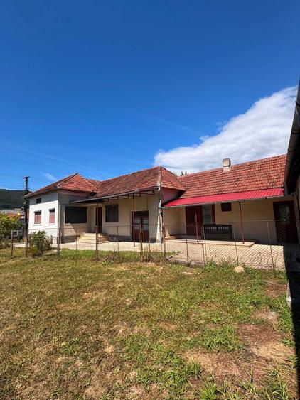 Casă cu 4 camere decomandat în Vețel