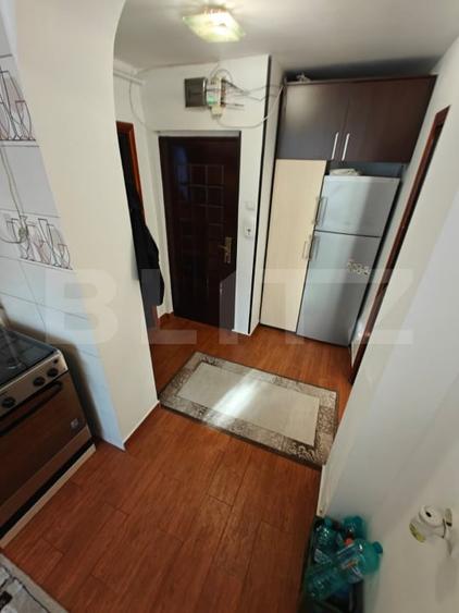 Apartament cu 3 camere semidecomandat, mobilat în Calea București