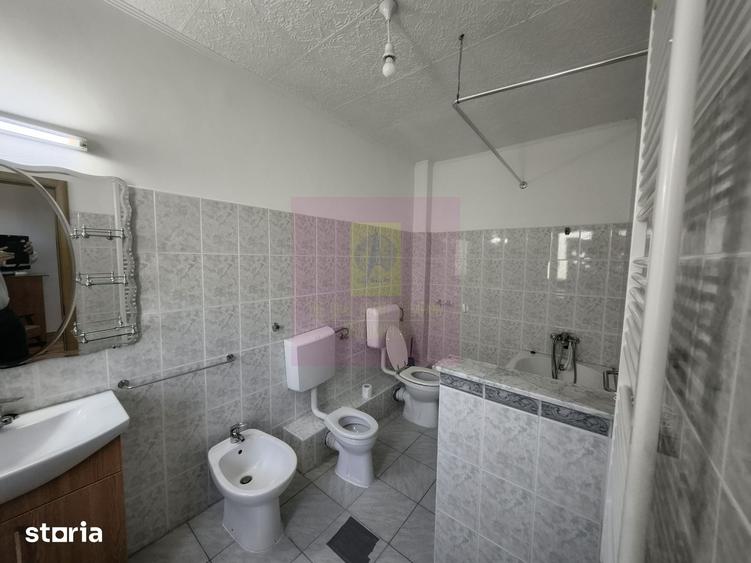 Casă cu 7 camere cu Teren 280 Mp în Rahova