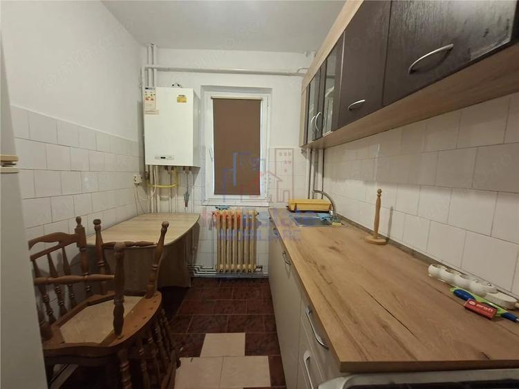 Apartament cu 2 camere semidecomandat în Filiași