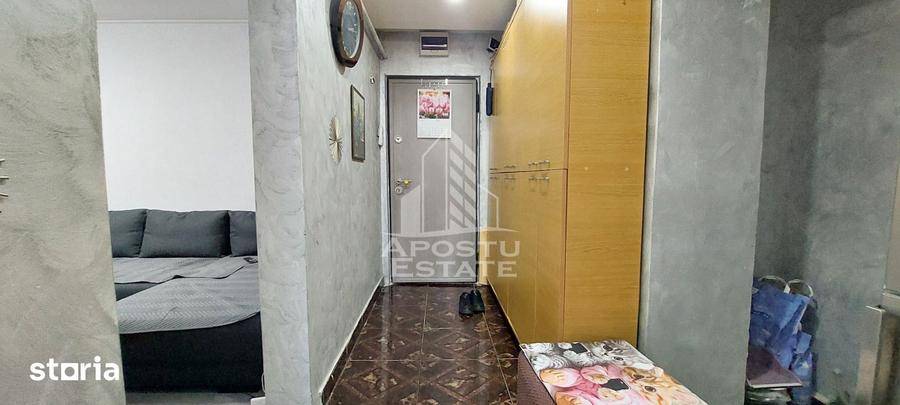 Apartament cu 3 camere semidecomandat, mobilat în Micro 4