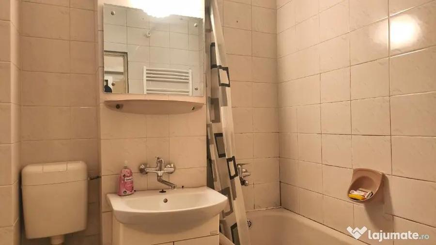 Apartament cu 3 camere decomandat în 22 Decembrie