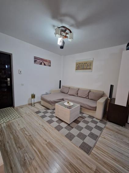 Apartament cu 2 camere semidecomandat în Berceni