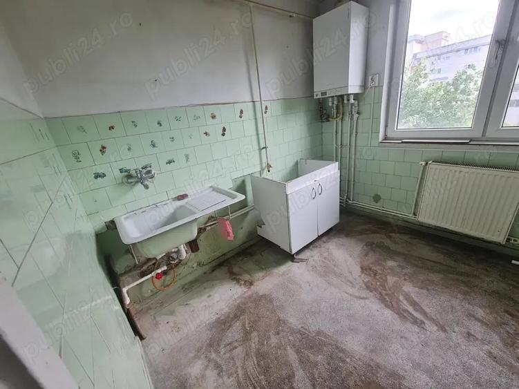 Apartament cu 3 camere semidecomandat în Independenței
