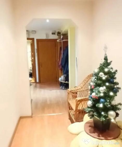 Apartament cu 3 camere decomandat în Aradului