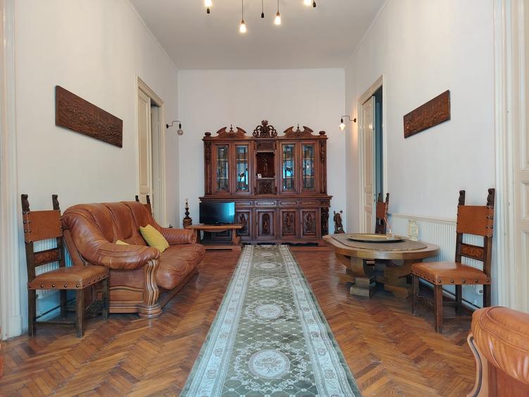 Casă cu 9 camere cu Canalizare în Central