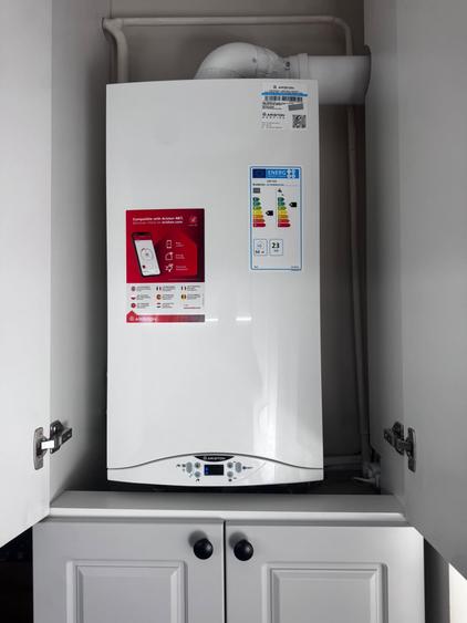 Apartament cu 3 camere semidecomandat, mobilat în Republicii