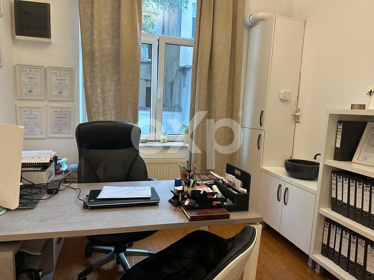 Apartament cu 5 camere decomandat, mobilat în Romană