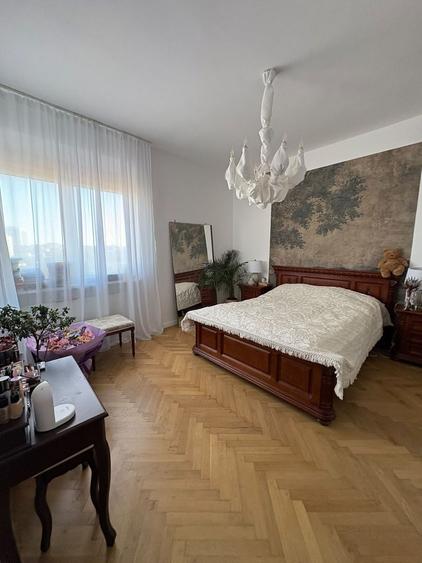 Apartament cu 4 camere decomandat în Calea Victoriei
