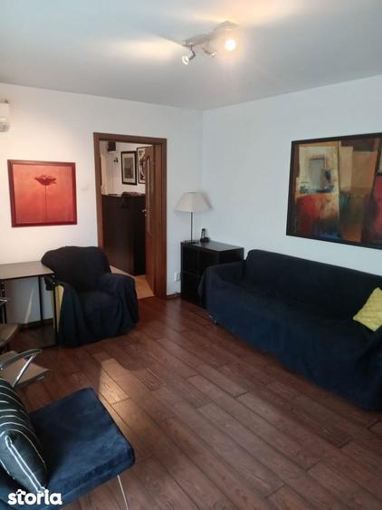 Apartament cu 3 camere semidecomandat, mobilat în Titan