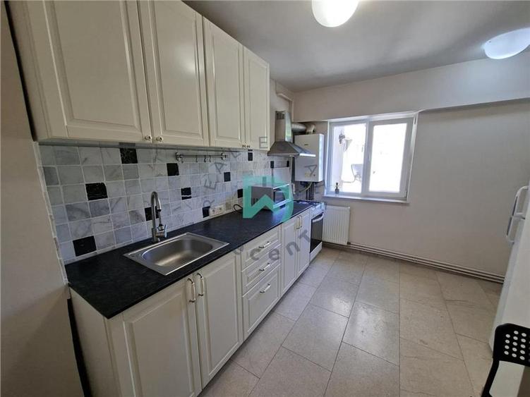 Apartament cu 3 camere decomandat în Răcădău