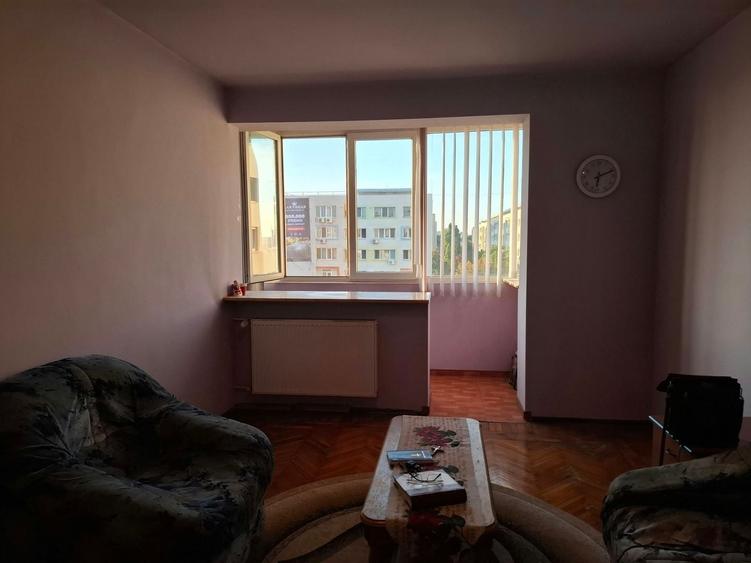 Apartament cu 3 camere semidecomandat în Grivița