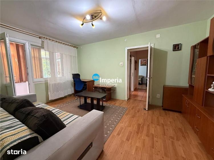 Apartament cu 3 camere semidecomandat în Podu Roș
