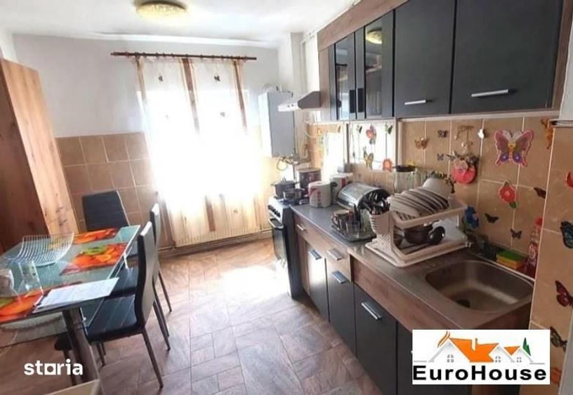 Apartament cu 4 camere decomandat în Cetate