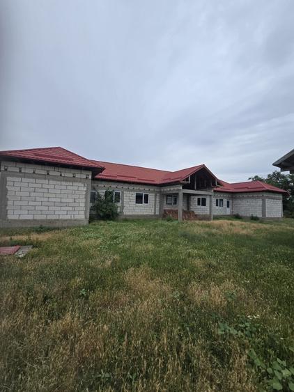 Casă cu 4 camere în Boboc