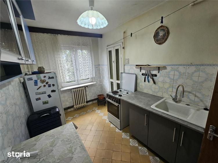 Apartament cu 3 camere semidecomandat, mobilat în Central