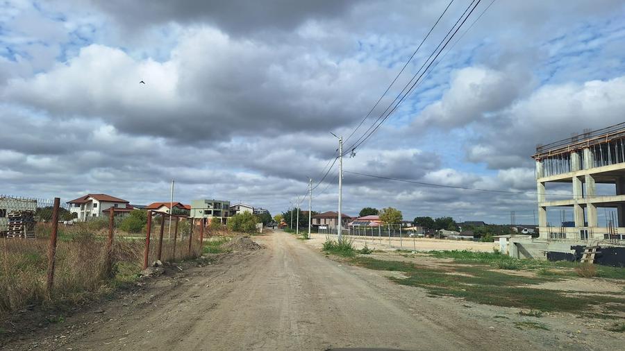 Teren Construcții intravilan de 550 mp, în Est