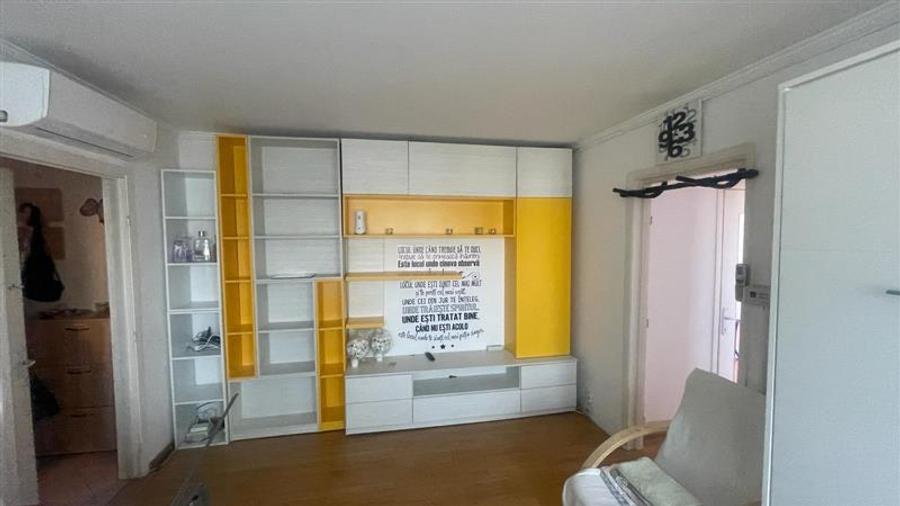 Apartament cu 2 camere semidecomandat în Podu Roș
