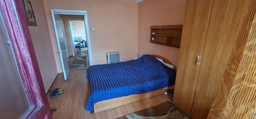 Apartament cu 3 camere semidecomandat, mobilat în Central