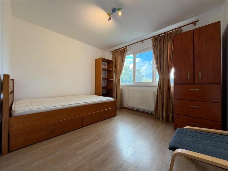 Apartament cu 4 camere decomandat în Podu Roș