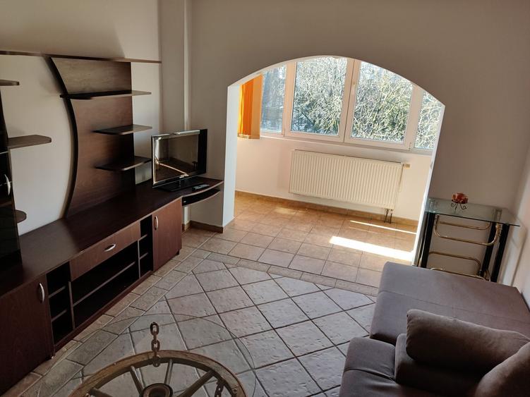 Apartament cu 4 camere decomandat, mobilat în Aradului