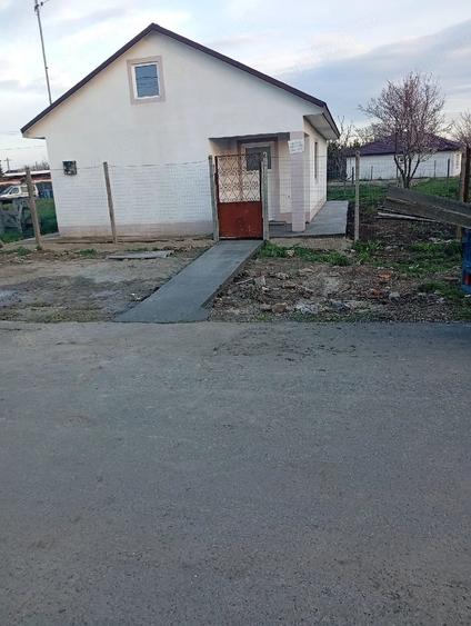 Casă cu Teren 385 Mp în Pecineaga