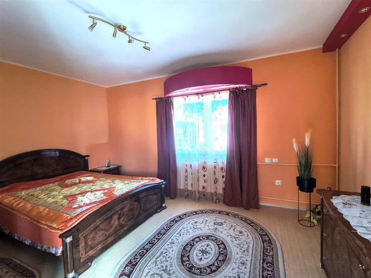 Casă cu 7 camere cu Teren 400 Mp în Lazu