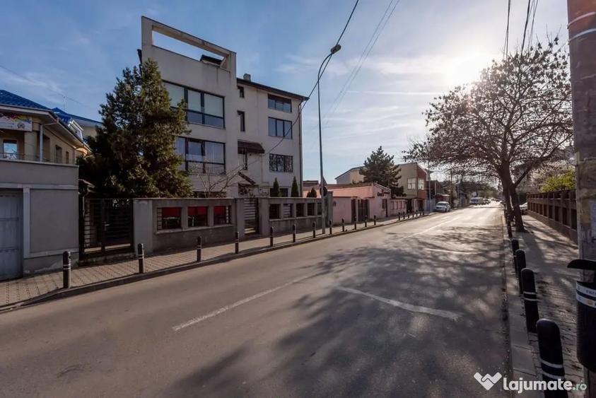 Apartament cu 3 camere decomandat în Drumul Sării