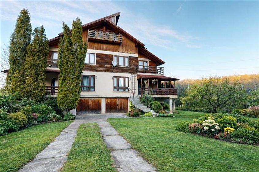 Casă individuală cu 8 camere cu Canalizare în Bran