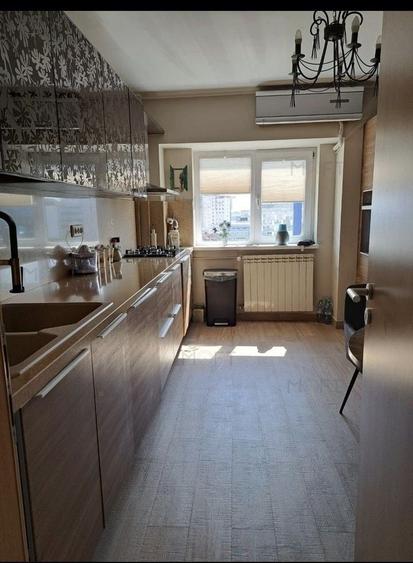 Apartament cu 4 camere semidecomandat în Victoriei