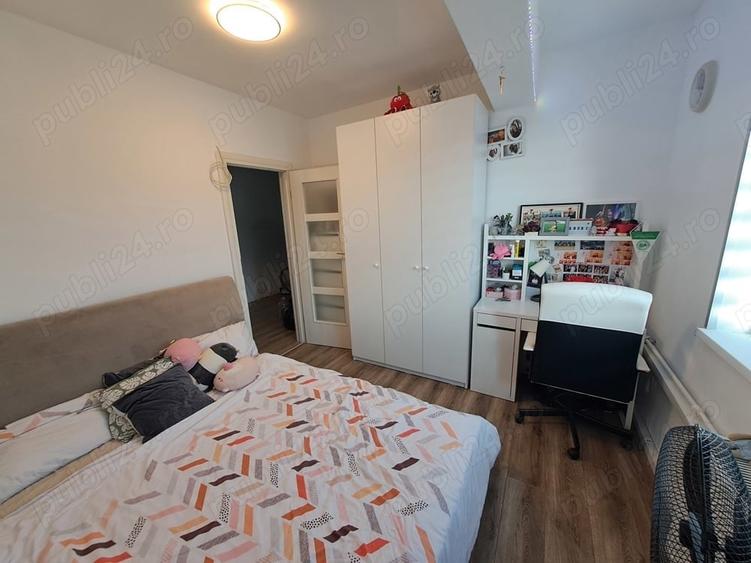 Apartament cu 3 camere decomandat în Roșu