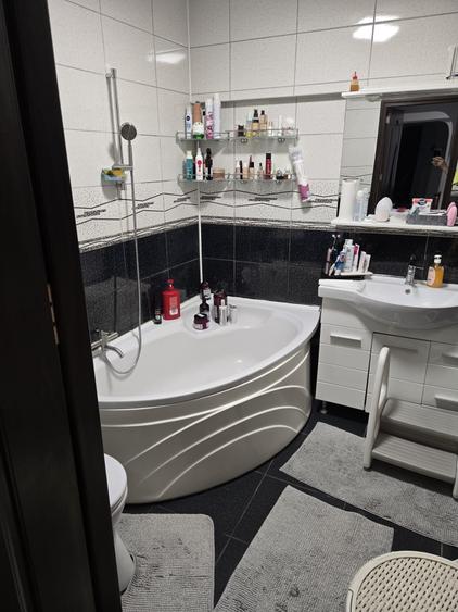 Apartament cu 3 camere semidecomandat în Vitan
