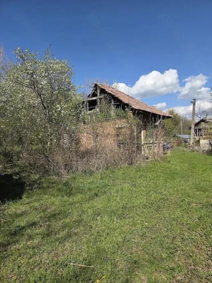 Teren de 5100 mp, în Runcu