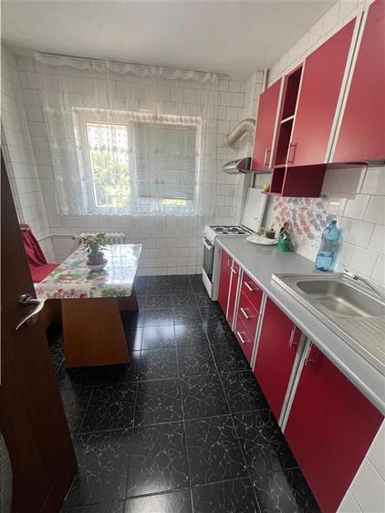 Apartament cu 2 camere semidecomandat, mobilat în Tei