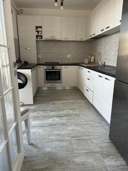 Apartament cu 3 camere decomandat în Cornitoiu