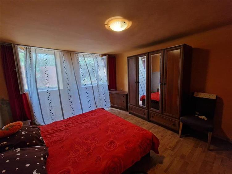 Casă individuală cu 10 camere cu Canalizare în Muncitoresc