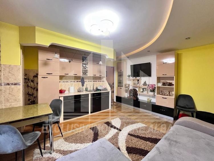 Apartament cu 3 camere semidecomandat în Cetate