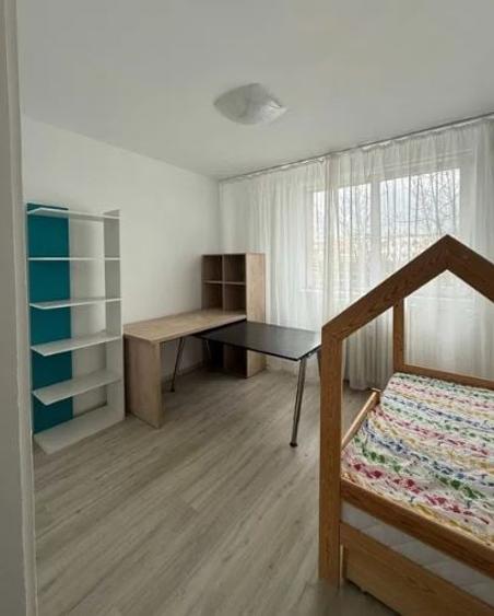 Apartament cu 3 camere semidecomandat, mobilat în Ștefan cel Mare