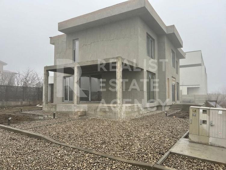 Casă individuală cu 6 camere cu Canalizare în Ostratu