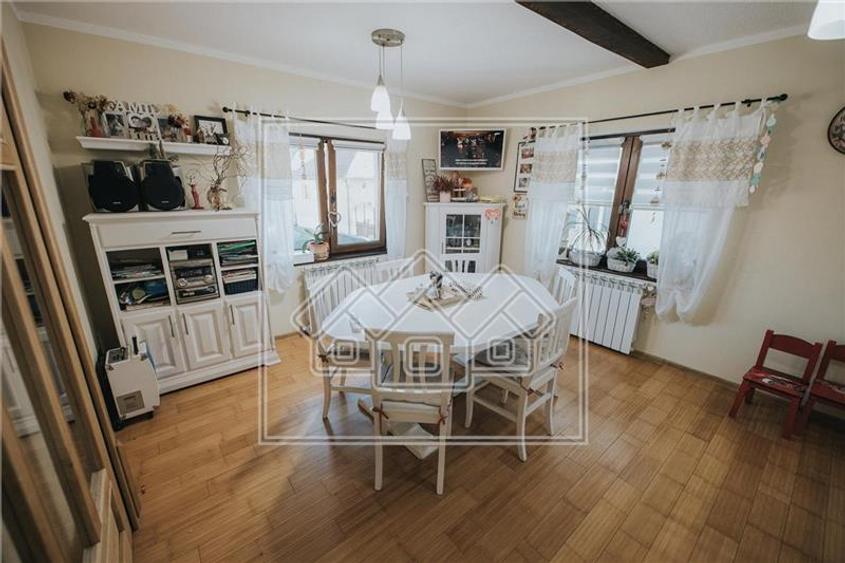 Casă individuală cu 7 camere cu Canalizare în Central