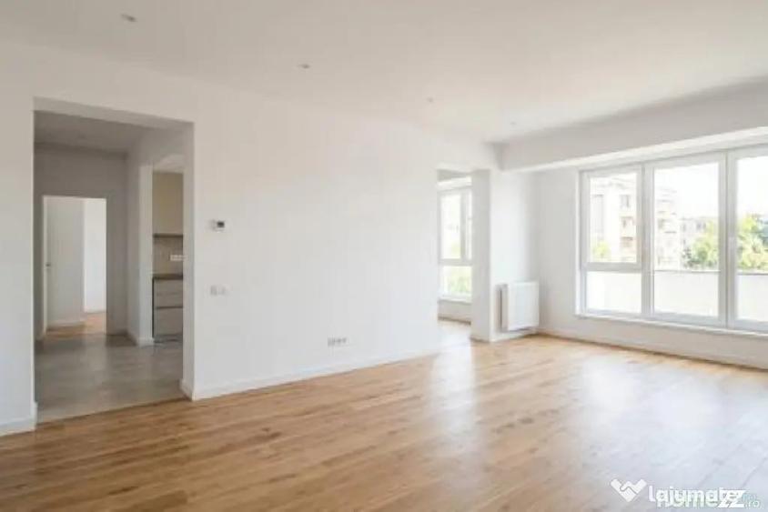 Apartament cu 3 camere semidecomandat în Vest