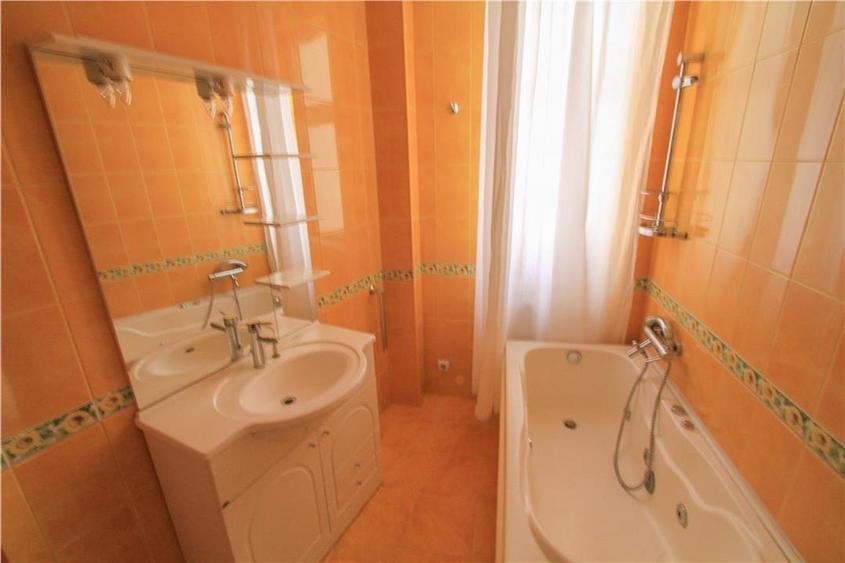Casă individuală cu 5 camere cu Canalizare în Romană