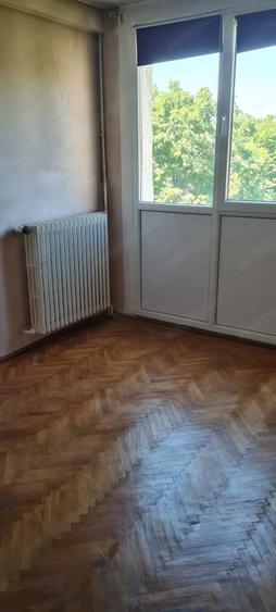 Apartament cu 4 camere semidecomandat în Titan